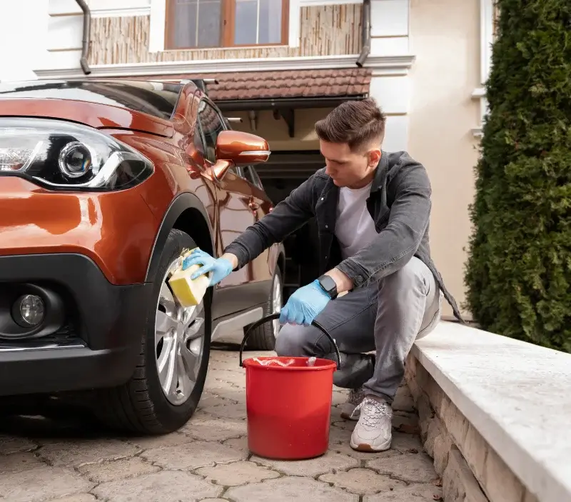 Lavage auto à domicile Marolles-en-Beauce : professionnel intervenant sur un véhicule
